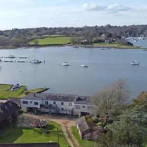 https://brooklands-farm-hamble-riverside-apartment-on-the-reiver.tophotelsbath.com